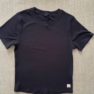 Vuori Pose Black Fitted Short Sleeve Tee